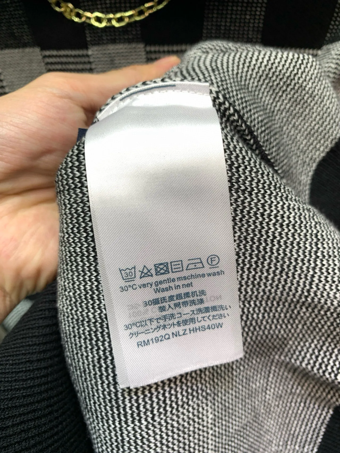 🅿️480 🀄️ Louis Vuitton Louis Vuitton 25* autumn and winter hooded knitted sweatshirt. Unique black and white with a square shape. The chain in front of the neck is full of prominence. A heavy-duty high-end product. Another high-luxury platinum-level item. There is no need to question the quality of things from the Lu family. Its rank and brand influence are very representative. It has its own unique style aesthetics and is excellent in details. Retro yet fashionable and modern, the needlework is delicate, soft and thick to the touch, and has an excellent skin-friendly experience.
